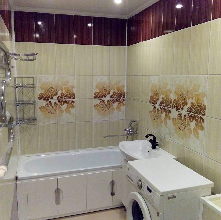 Делали косметический ремонт в ванной и обшили стены широкими панелями ПВХ с рисунком.