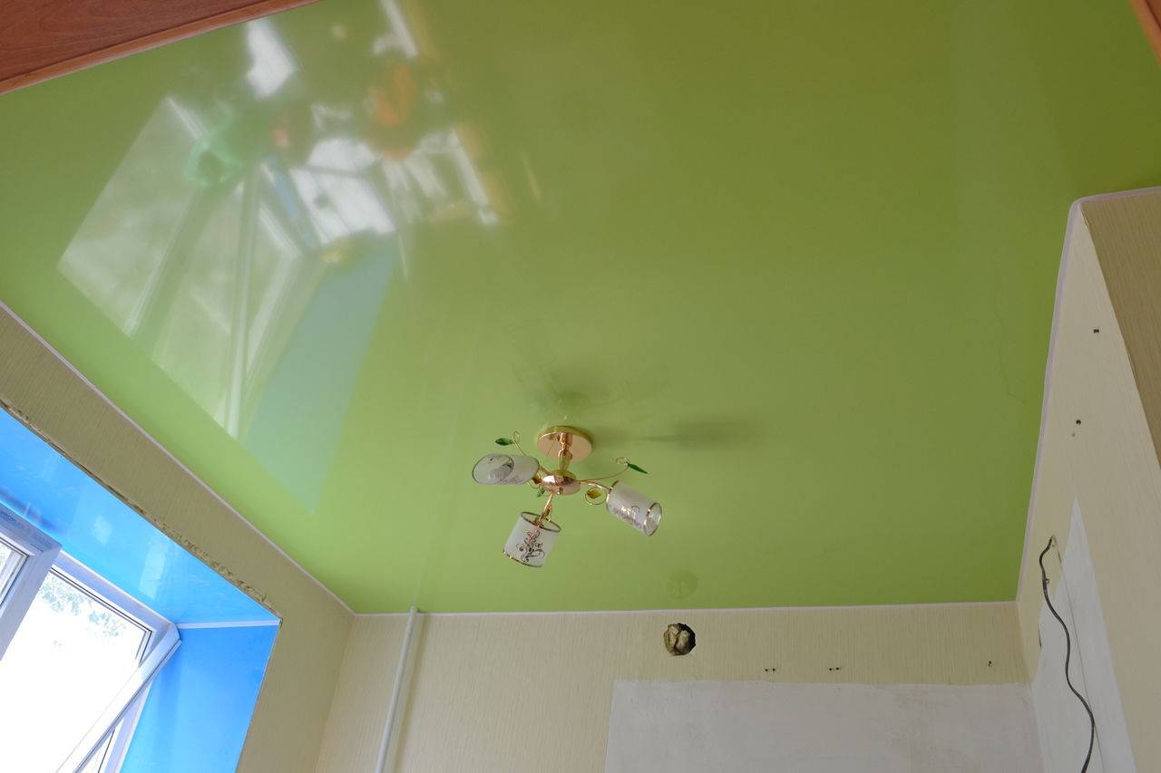 Натяжные потолки в интерьере квартиры (200 фото)