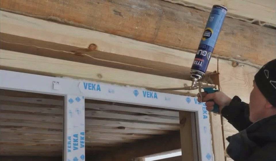 Как выполнить монтаж окон пвх своими руками в частном деревянном доме: пошаговая инструкция +видео