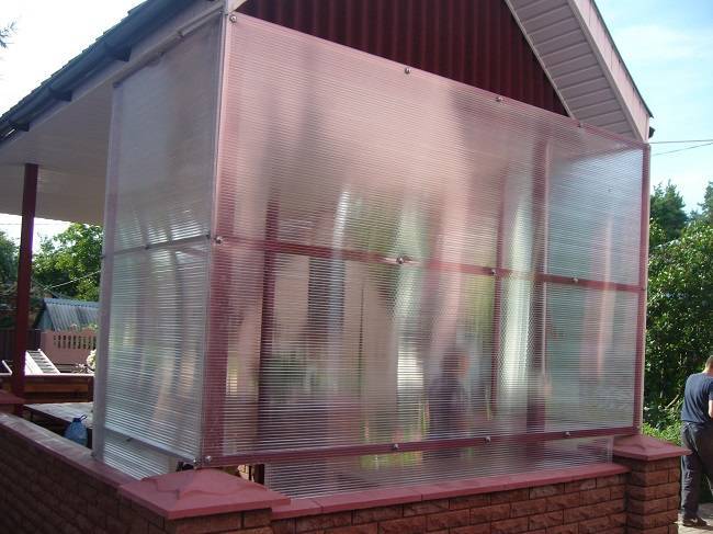 Варианты защиты окон на даче от незаконного проникновения и палящего солнца летом +видео
