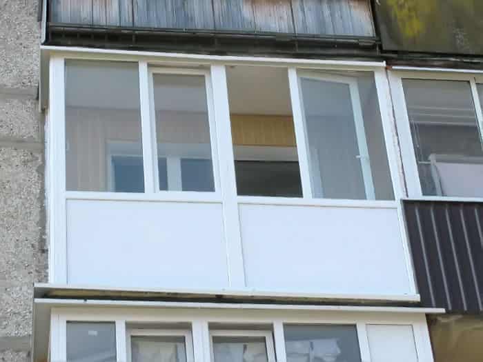 Остекление балконов в хрущевке (51 фото): виды с выносом и крышей