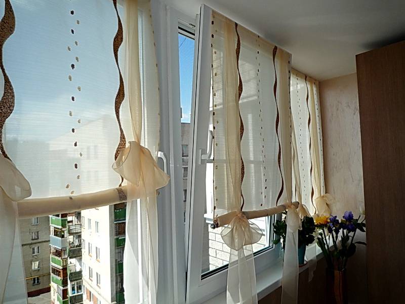 Чем закрыть окна на балконе от солнца: заклеить, защитить, затемнить