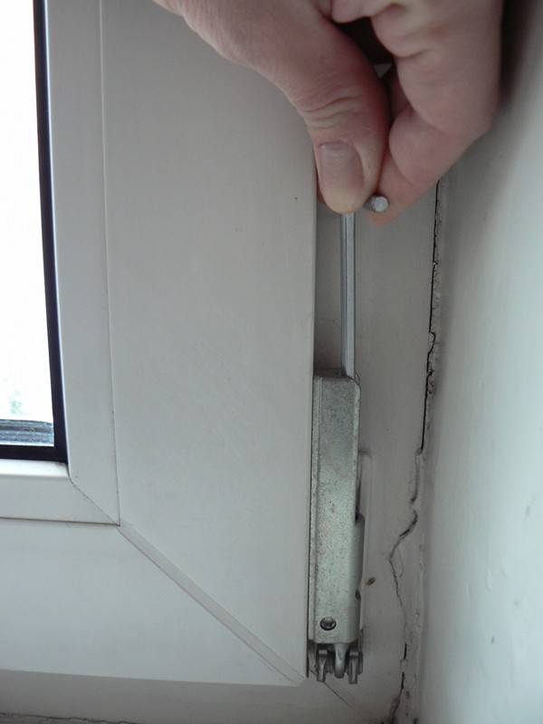 Как самостоятельно отрегулировать пластиковую балконную дверь