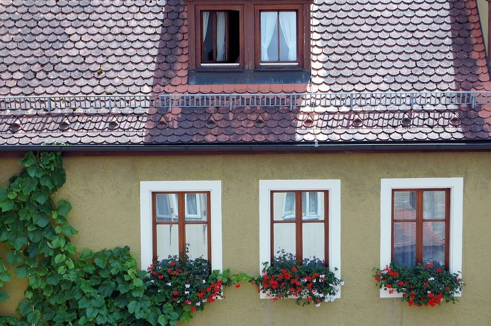 Обрамление окон на фасаде дома — виды материалов и способы оформления
