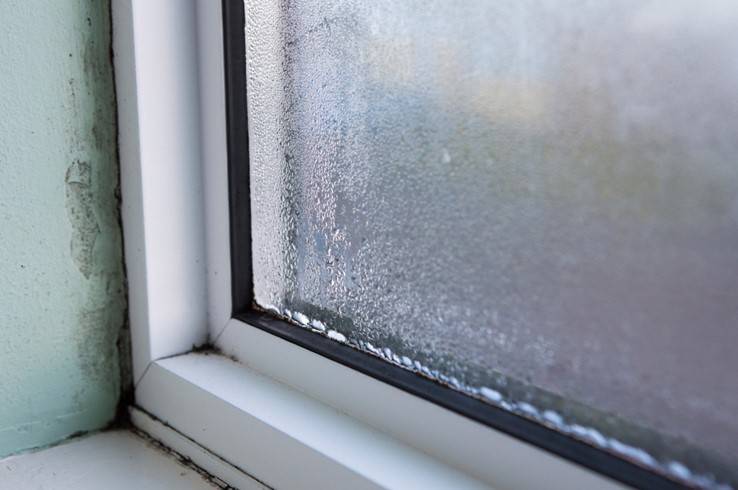Почему потеют пластиковые окна изнутри в квартире или своем доме, конденсат снаружи зимой или летом, собирается вода на подоконнике, от чего плесневеют откосы?