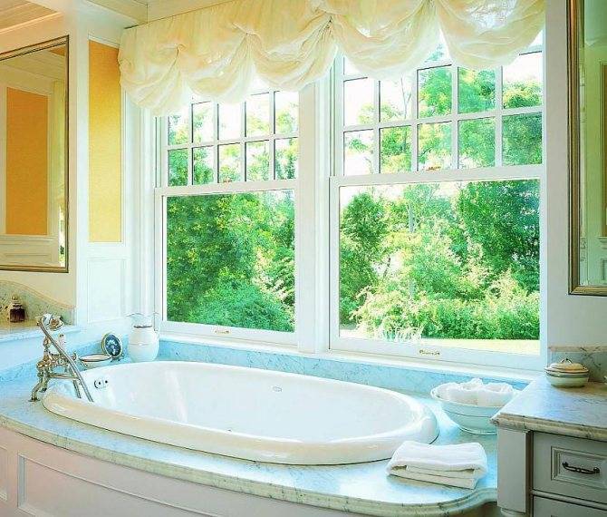 Ванная комната с окном – красивые идеи оформления на 86 фото