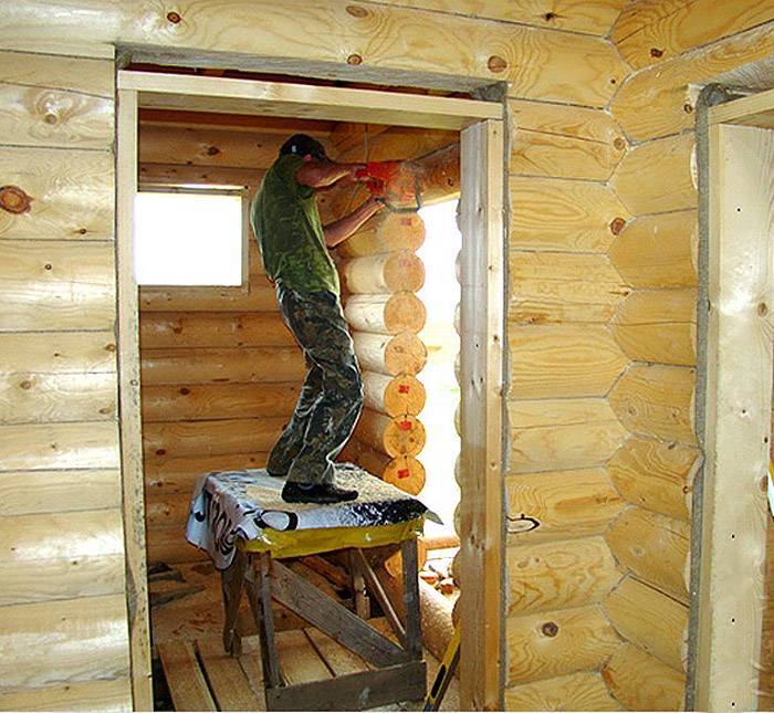 Как поставить дверь в деревянном доме