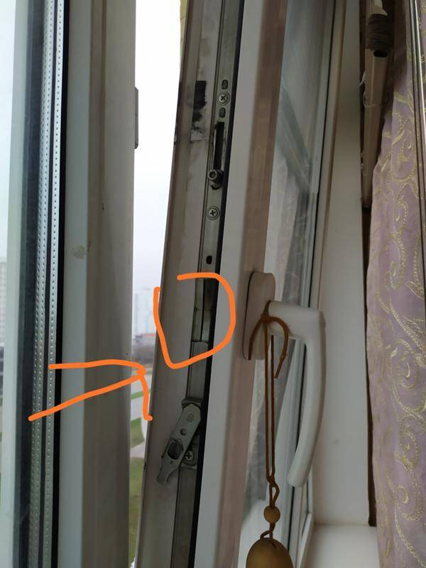 Пластиковое окно не закрывается из режима проветривания: почему плохо работает, заклинило ручку, не открывается, как провести ремонт или регулировку?