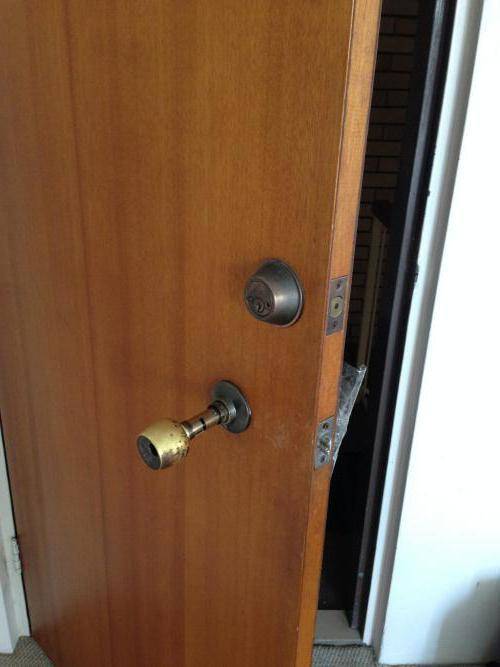 Застрял ключ в замке двери: как вытащить и что делать?