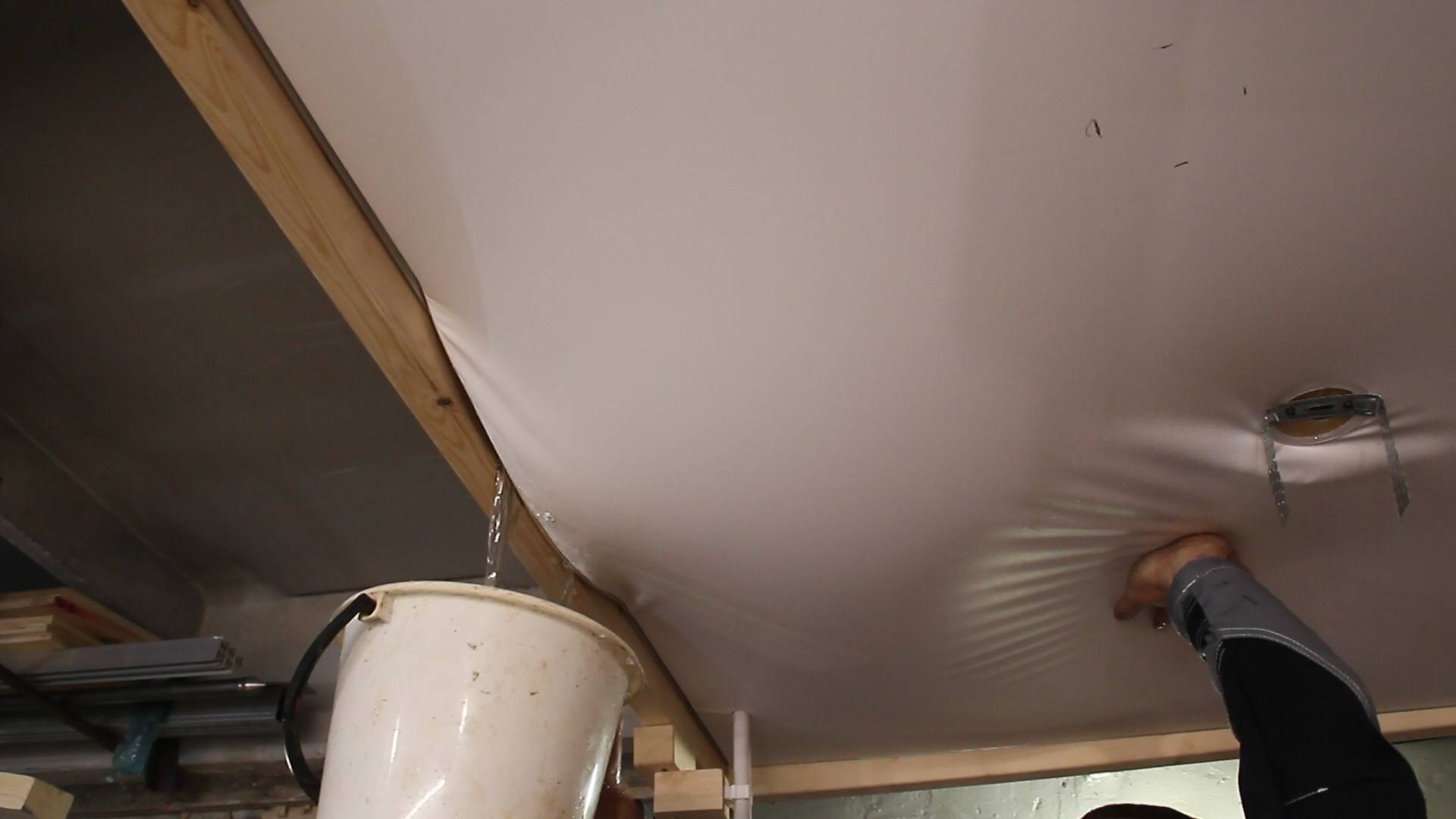 Если порвался натяжной потолок - что делать, как отремонтировать, починить полотно