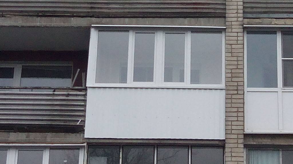 Как обшить балкон профнастилом своими руками?