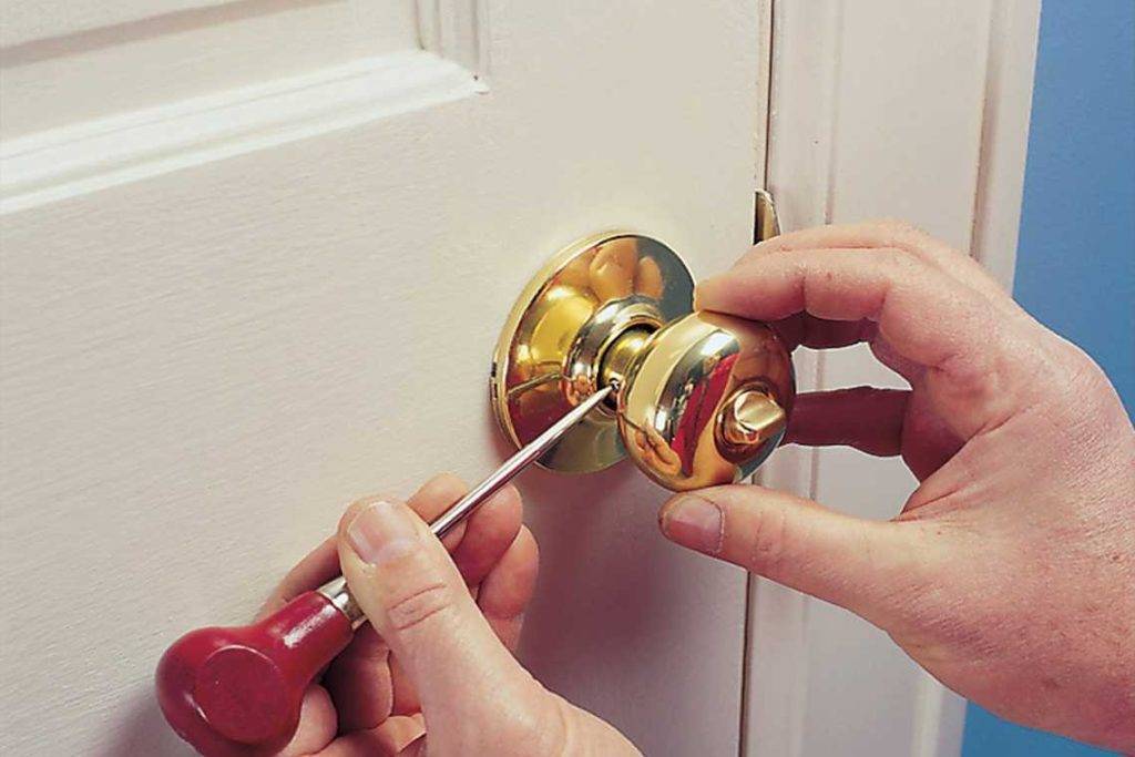 Как починить защелку на межкомнатной двери?