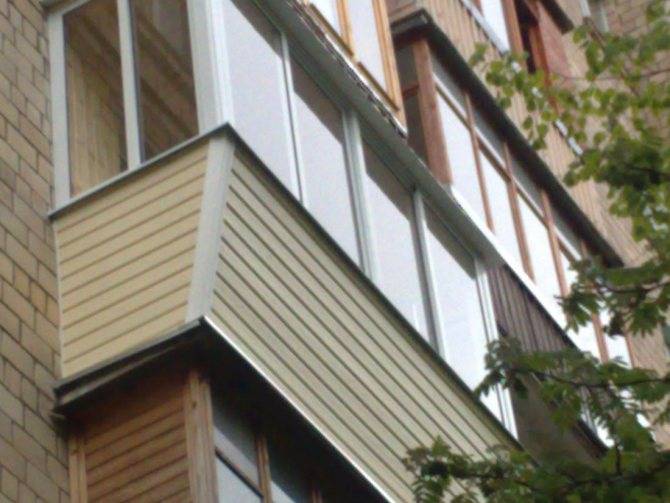 Сайдинг или профнастил: что выбрать для наружной отделки балкона?