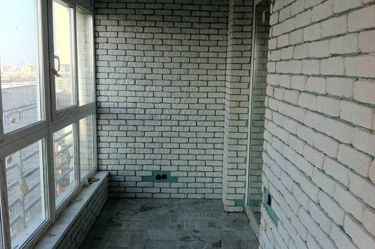 Чем покрасить кирпичную стену на балконе