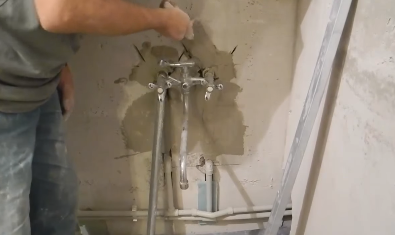 Как и чем выровнить кривые стены в ванной комнате (видео)