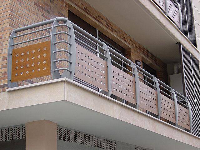 Красивая и практичная обшивка балкона: 2 варианта для наружной отделки и 3 – для внутренней