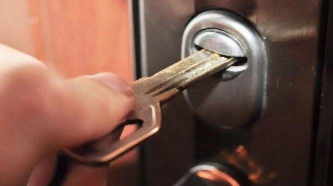 Что делать, если ключ в замке двери застрял или сломался - советы специалиста