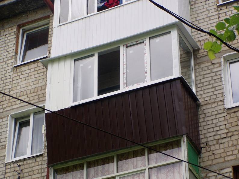 Как обшить балкон профнастилом своими руками?