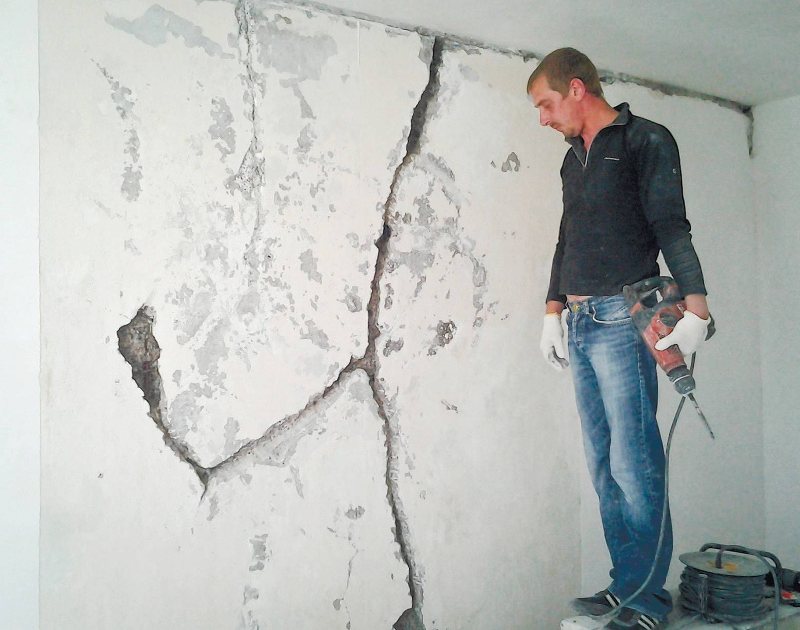 Трескается штукатурка: как заделать дыры и щели на стене и потолке?