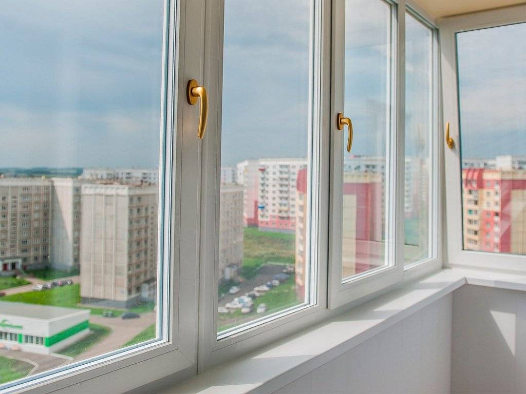 Какие окна лучше поставить на балконе: пластиковые или алюминиевые?