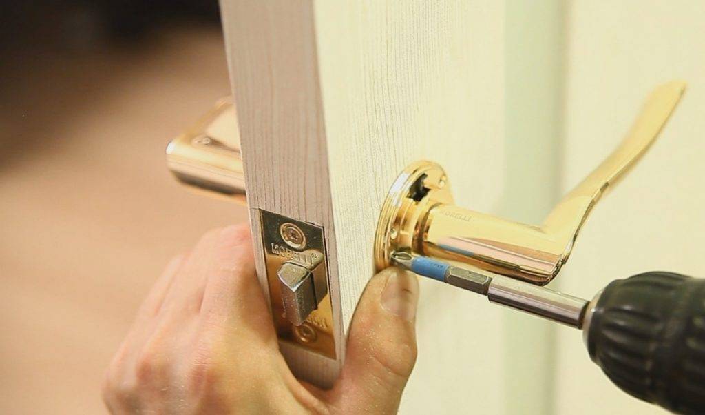 Как произвести своими руками ремонт защелки межкомнатной двери? основные нюансы