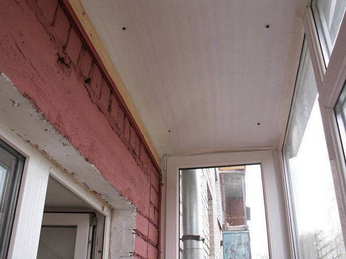 Подготовка основания и покраска бетонного потолка: инструкция