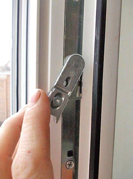 Не закрывается балконная дверь: 3 варианта проблем и их устраниение