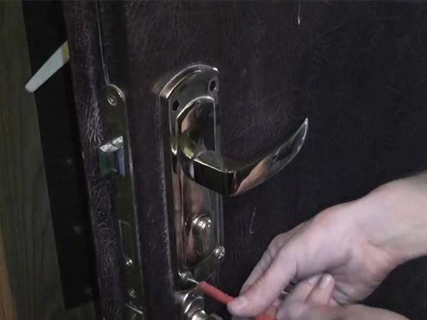 Как самостоятельно починить замок входной двери: пошаговая инструкция