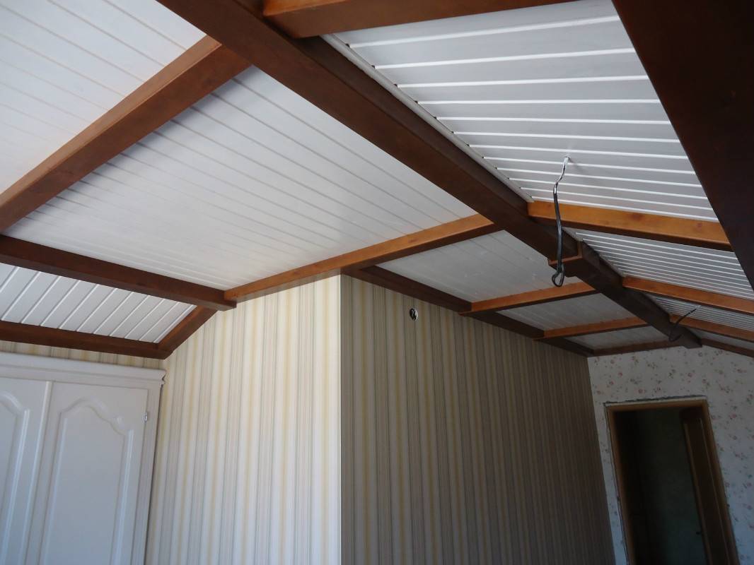 Чем обшить потолок на даче быстро и недорого: 10 вариантов отделки