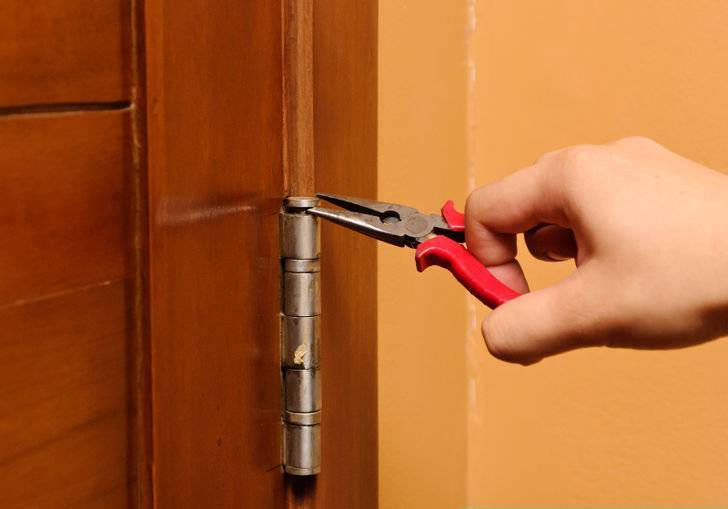 Скрипит дверь в комнате, что делать: проверенные средства и методы