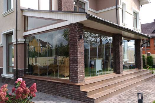 Остекление веранды и террасы – безрамное, веранда к дому с пластиковыми окнами, раздвижные окна