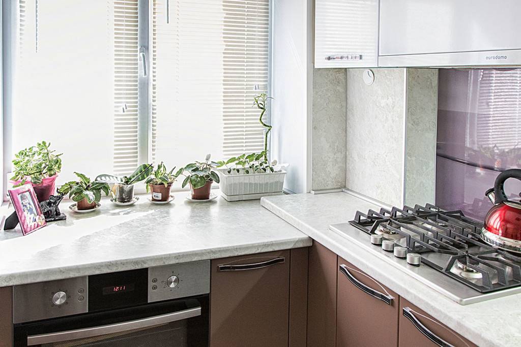 Кухня с низкими подоконниками: оригинальные дизайнерские решения
