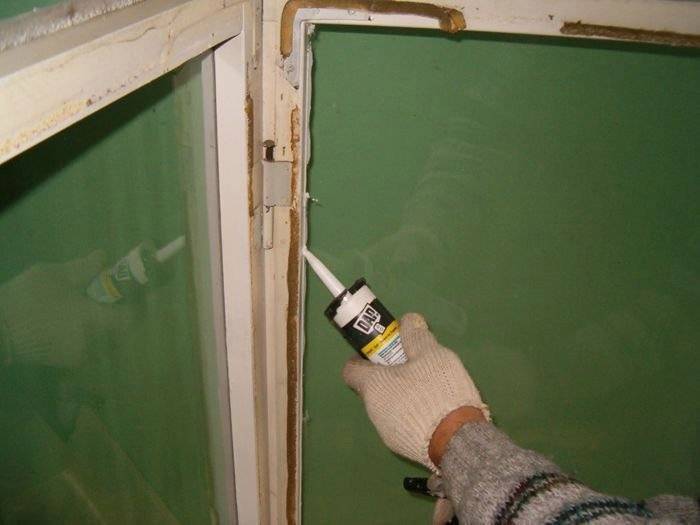 Чем замазать щели в деревянных окнах. устранение трещины между рамой и откосом чем заделать щель между окном и стеной