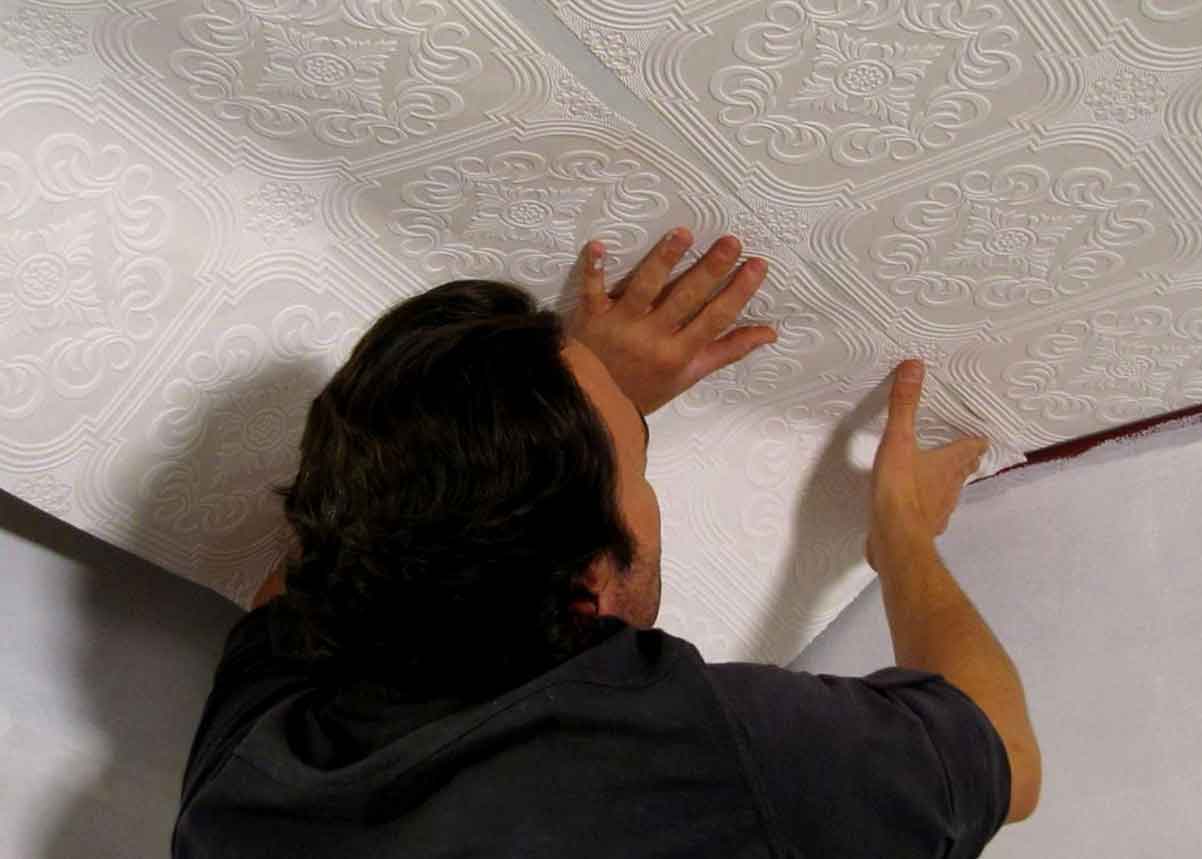 Как клеить виниловые обои на потолок, в углах + видео