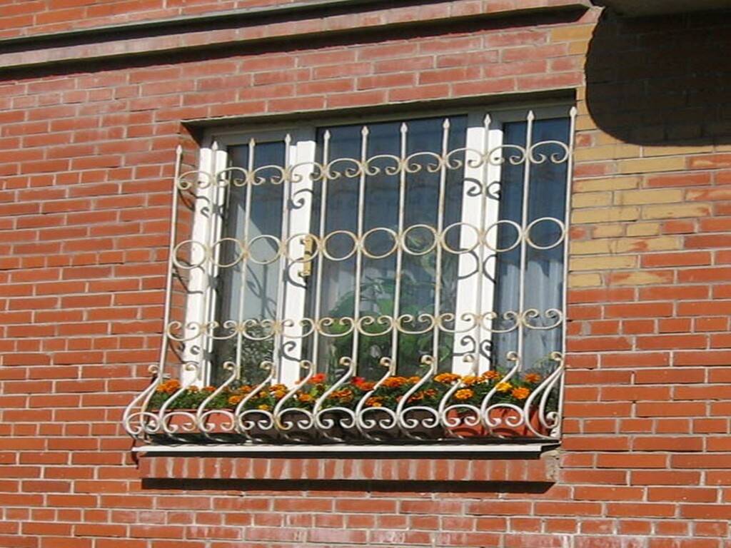 Решетки на окна из поликарбоната: виды, плюсы и минусы, нюансы монтажа