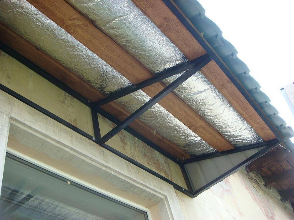 Козырек на выносной балкон – популярные материалы покрытия