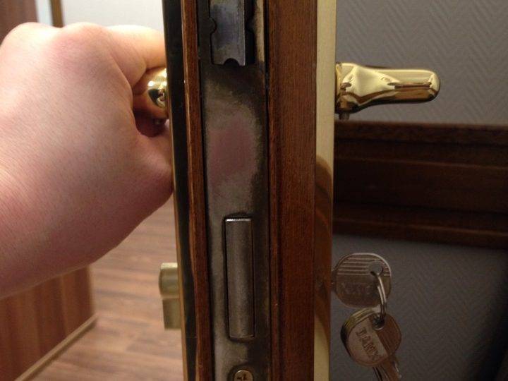 Застрял ключ в замке двери: что делать в подобной ситуации и как его вытащить