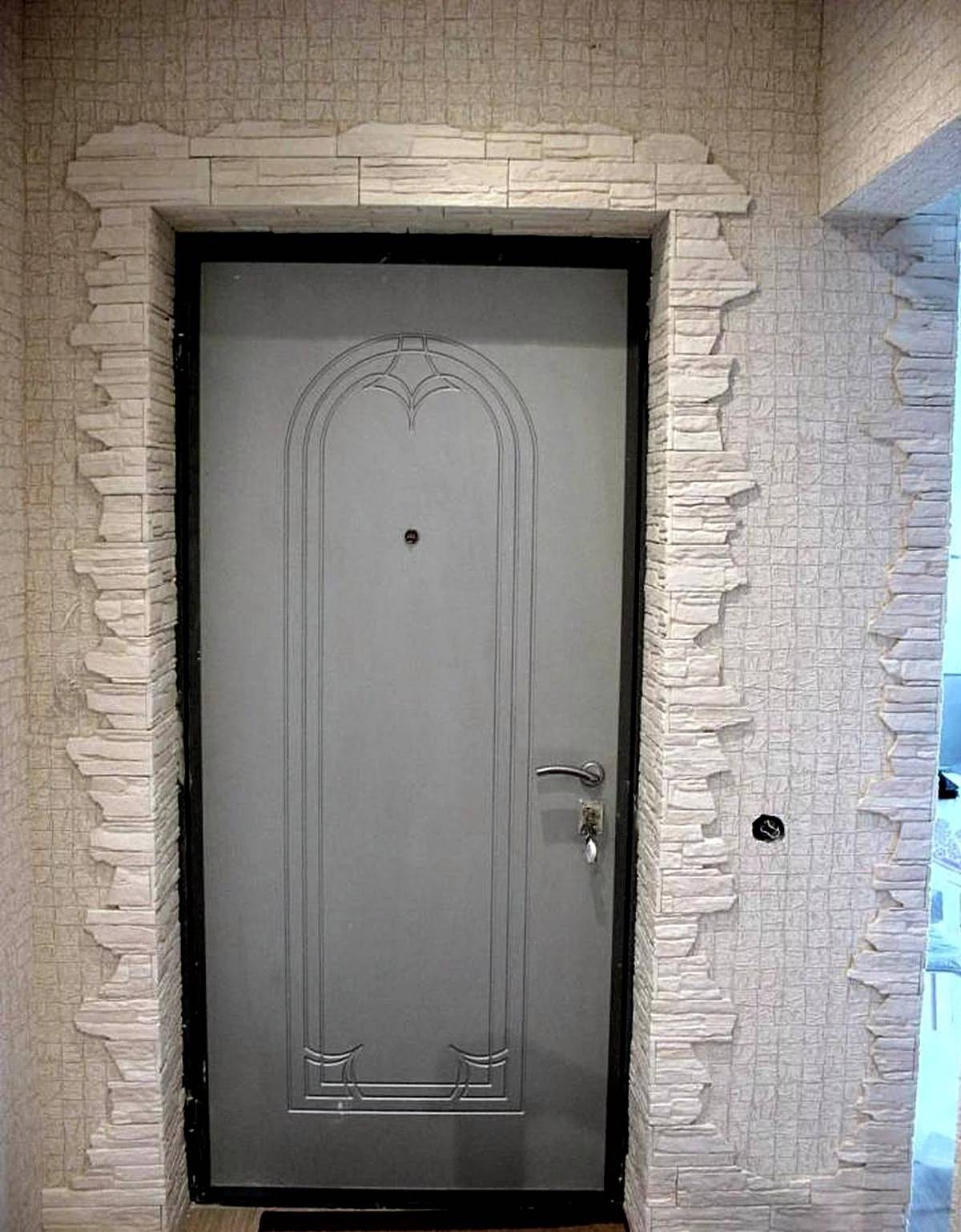 Отделка входной двери декоративным камнем, фото примеров