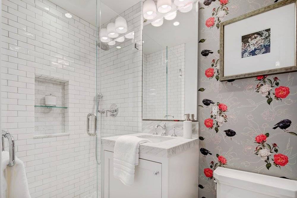 Отделка ванной обоями – как выбрать обои и самостоятельно оклеить ими ванную + фото