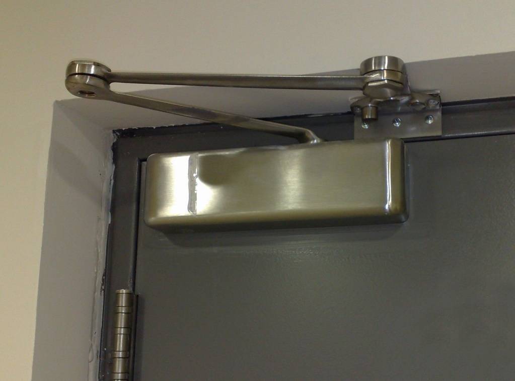 Как подобрать доводчик для металлической двери? - строительные рецепты мира